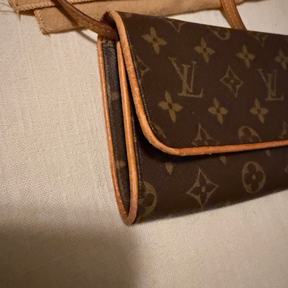 Louis Vuitton Brown Monogram Crossbody Wallet - Picture 2 of 16